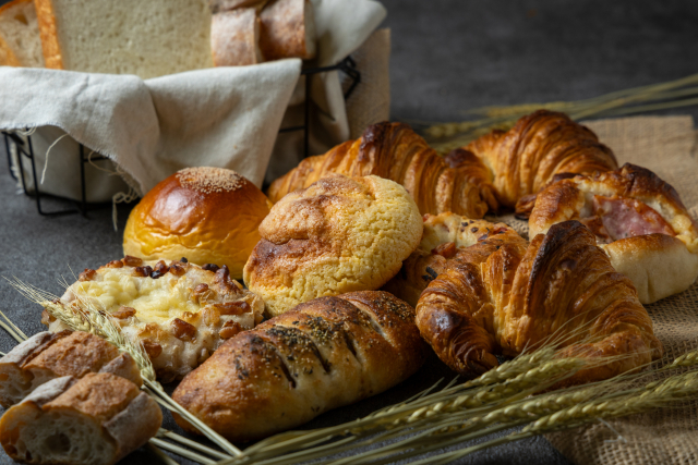 パンとペストリーの盛り合わせ | Assorted Breads and Pastries in a Bakery Setting