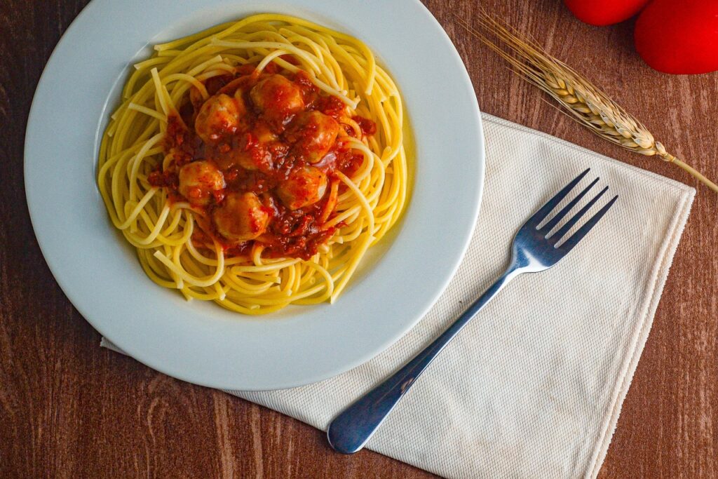 トマトソースとミートボールがのったスパゲッティ