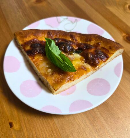 MILLER CAKE STOREのモチモチ食感が特徴的な米粉100％グルテンフリーピザ。小麦不使用で体に優しい一品